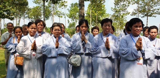 Monks and Buddhists wishing Tet Senior Venerable Thich Chan Tinh on the Tet's 4th day