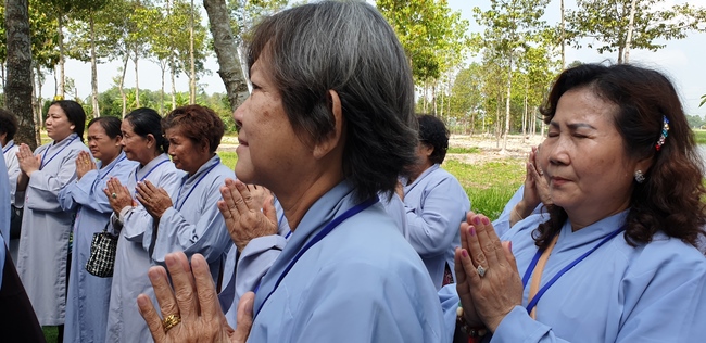 Monks and Buddhists wishing Tet Senior Venerable Thich Chan Tinh on the Tet's 4th day