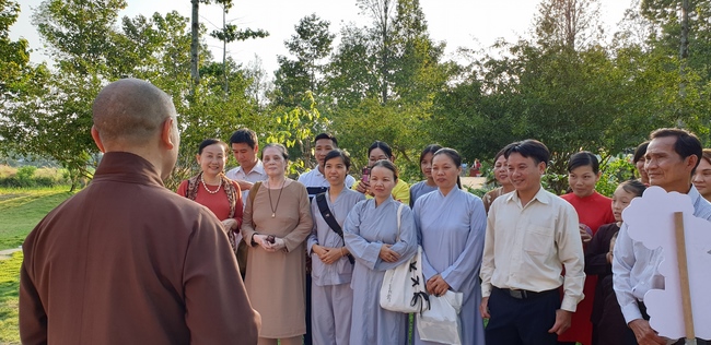 Monks and Buddhists wishing Tet Senior Venerable Thich Chan Tinh on the Tet's 4th day