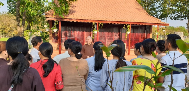Monks and Buddhists wishing Tet Senior Venerable Thich Chan Tinh on the Tet's 4th day