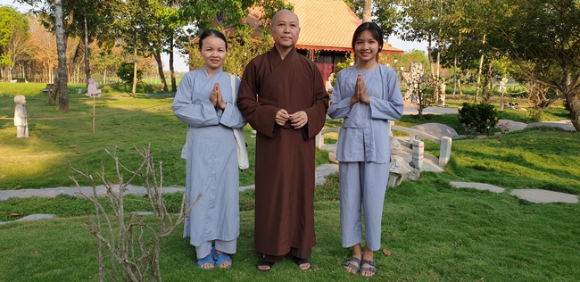 Monks and Buddhists wishing Tet Senior Venerable Thich Chan Tinh on the Tet's 4th day