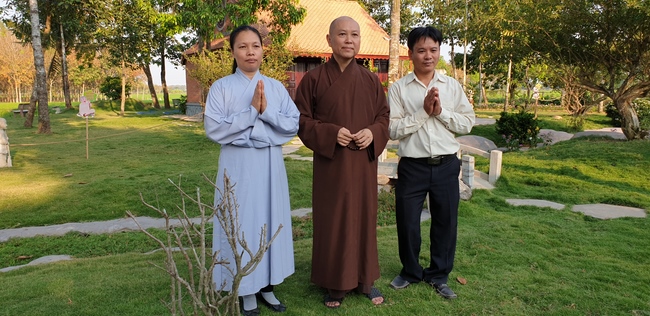 Monks and Buddhists wishing Tet Senior Venerable Thich Chan Tinh on the Tet's 4th day