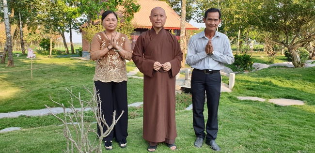 Monks and Buddhists wishing Tet Senior Venerable Thich Chan Tinh on the Tet's 4th day