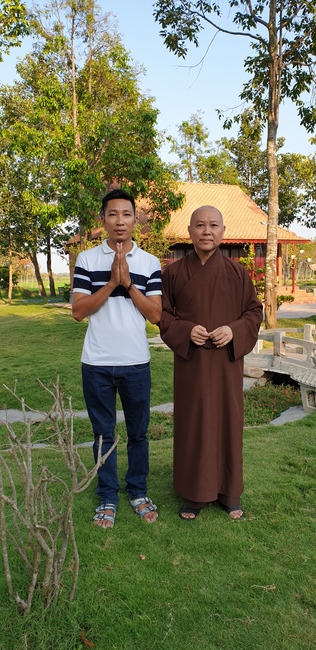 Monks and Buddhists wishing Tet Senior Venerable Thich Chan Tinh on the Tet's 4th day
