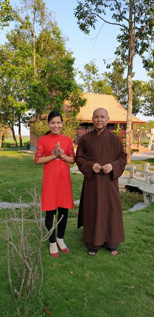Monks and Buddhists wishing Tet Senior Venerable Thich Chan Tinh on the Tet's 4th day