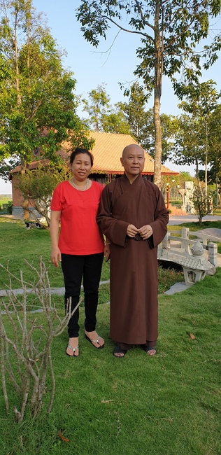 Monks and Buddhists wishing Tet Senior Venerable Thich Chan Tinh on the Tet's 4th day