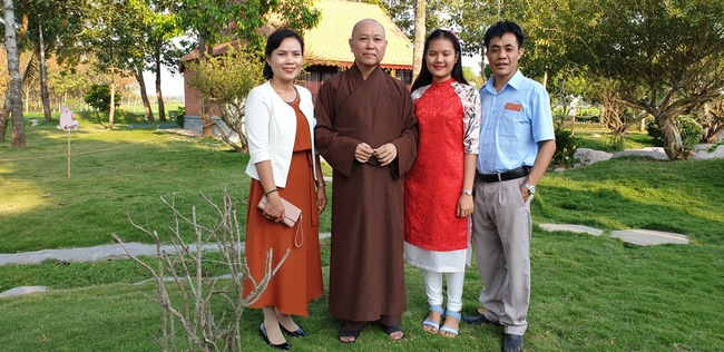 Monks and Buddhists wishing Tet Senior Venerable Thich Chan Tinh on the Tet's 4th day