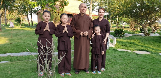 Monks and Buddhists wishing Tet Senior Venerable Thich Chan Tinh on the Tet's 4th day