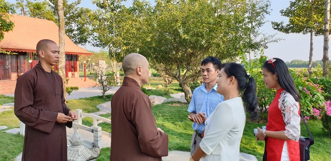 Monks and Buddhists wishing Tet Senior Venerable Thich Chan Tinh on the Tet's 4th day