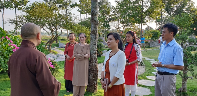 Monks and Buddhists wishing Tet Senior Venerable Thich Chan Tinh on the Tet's 4th day