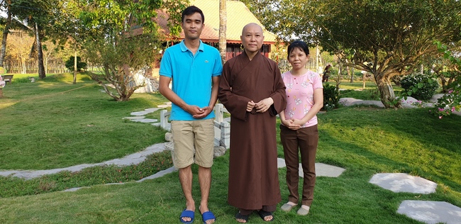 Monks and Buddhists wishing Tet Senior Venerable Thich Chan Tinh on the Tet's 4th day