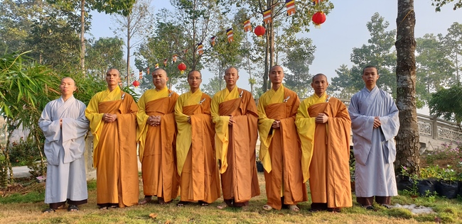 Monks and Buddhists wishing Tet Senior Venerable Thich Chan Tinh on the Tet's 4th day