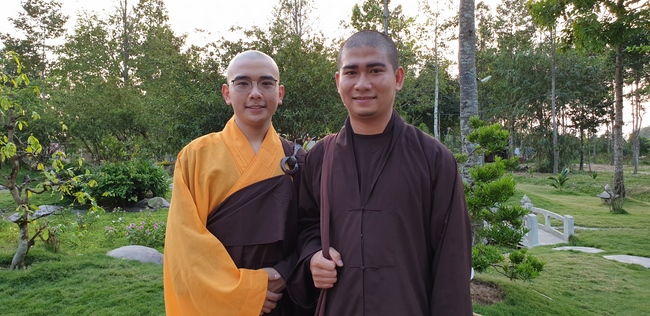 Monks and Buddhists wishing Tet Senior Venerable Thich Chan Tinh on the Tet's 4th day