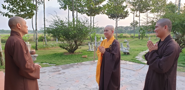 Monks and Buddhists wishing Tet Senior Venerable Thich Chan Tinh on the Tet's 4th day