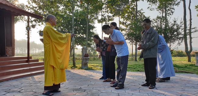 Monks and Buddhists wishing Tet Senior Venerable Thich Chan Tinh on the Tet's 4th day