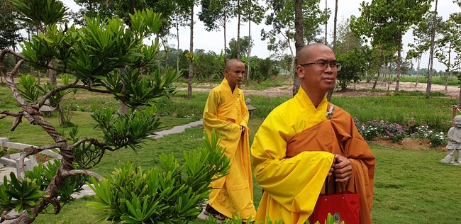 Buddhists wishing Tet Senior Venerable Thich Chan Tinh on the Tet's 5th day