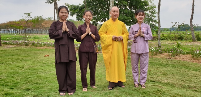 Buddhists wishing Tet Senior Venerable Thich Chan Tinh on the Tet's 5th day