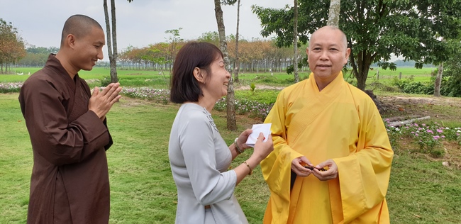 Buddhists wishing Tet Senior Venerable Thich Chan Tinh on the Tet's 5th day