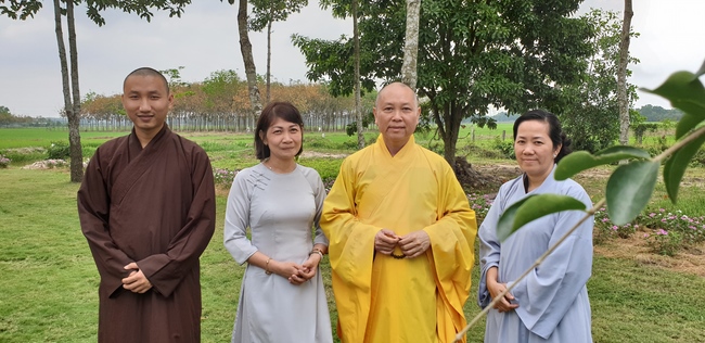 Buddhists wishing Tet Senior Venerable Thich Chan Tinh on the Tet's 5th day