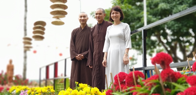 Buddhists wishing Tet Senior Venerable Thich Chan Tinh on the Tet's 5th day