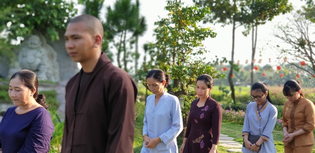 Buddhists wishing Tet Senior Venerable Thich Chan Tinh on the Tet's 5th day