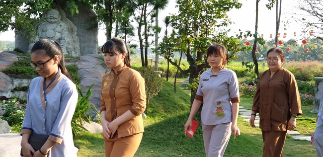 Buddhists wishing Tet Senior Venerable Thich Chan Tinh on the Tet's 5th day