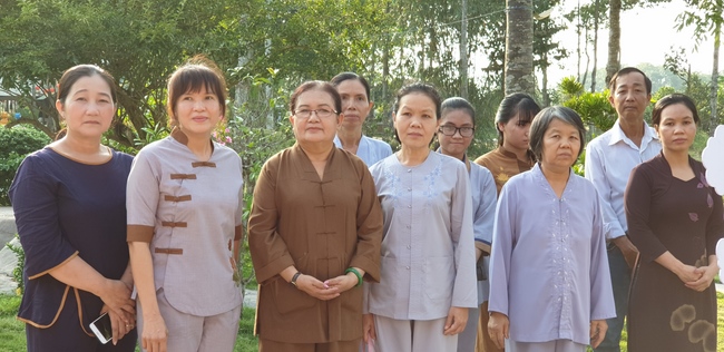 Buddhists wishing Tet Senior Venerable Thich Chan Tinh on the Tet's 5th day
