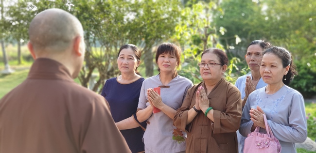 Buddhists wishing Tet Senior Venerable Thich Chan Tinh on the Tet's 5th day