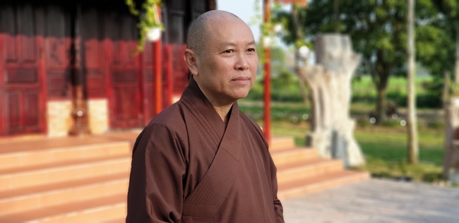 Buddhists wishing Tet Senior Venerable Thich Chan Tinh on the Tet's 5th day