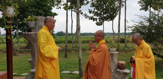 Buddhists wishing Tet Senior Venerable Thich Chan Tinh on the Tet's 5th day