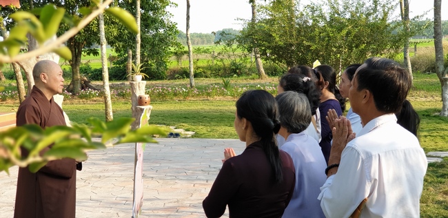 Buddhists wishing Tet Senior Venerable Thich Chan Tinh on the Tet's 5th day