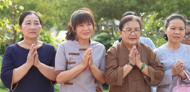 Buddhists wishing Tet Senior Venerable Thich Chan Tinh on the Tet's 5th day