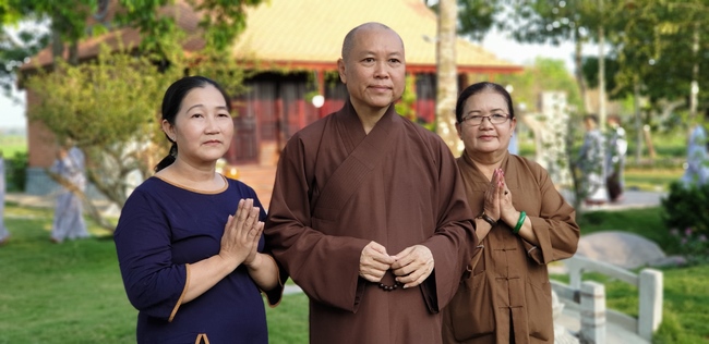Buddhists wishing Tet Senior Venerable Thich Chan Tinh on the Tet's 5th day