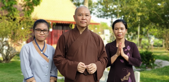 Buddhists wishing Tet Senior Venerable Thich Chan Tinh on the Tet's 5th day