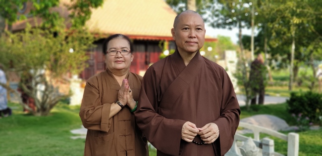 Buddhists wishing Tet Senior Venerable Thich Chan Tinh on the Tet's 5th day