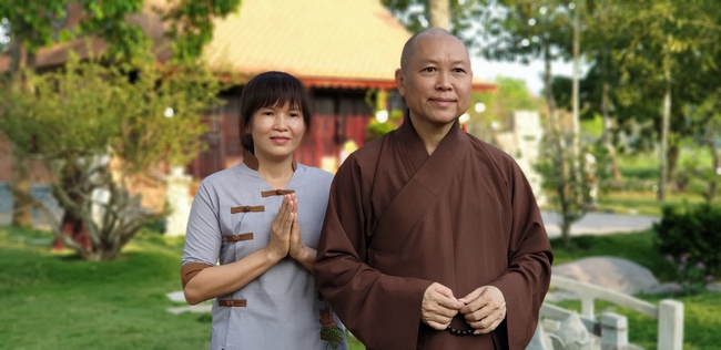 Buddhists wishing Tet Senior Venerable Thich Chan Tinh on the Tet's 5th day
