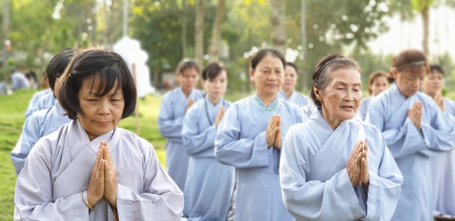 Buddhists wishing Tet Senior Venerable Thich Chan Tinh on the Tet's 5th day