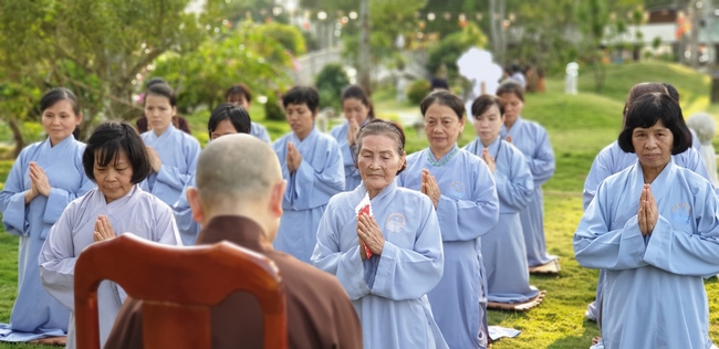 Buddhists wishing Tet Senior Venerable Thich Chan Tinh on the Tet's 5th day