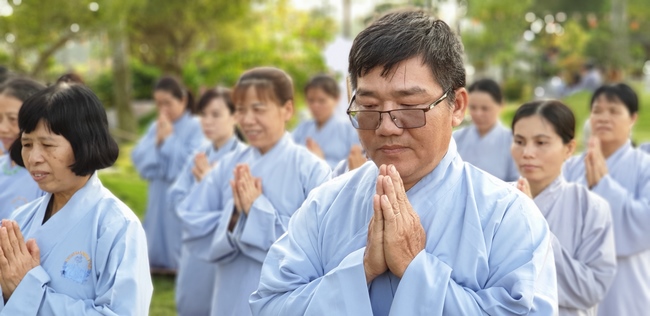 Buddhists wishing Tet Senior Venerable Thich Chan Tinh on the Tet's 5th day