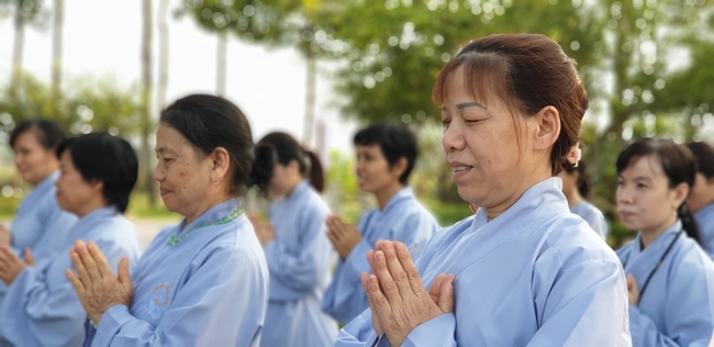 Buddhists wishing Tet Senior Venerable Thich Chan Tinh on the Tet's 5th day