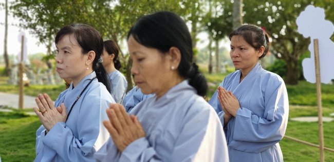 Buddhists wishing Tet Senior Venerable Thich Chan Tinh on the Tet's 5th day