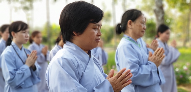 Buddhists wishing Tet Senior Venerable Thich Chan Tinh on the Tet's 5th day