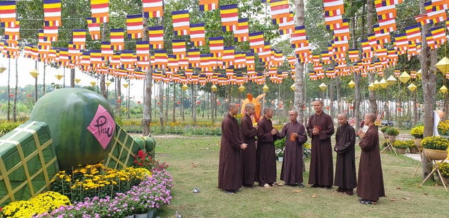 Buddhists wishing Tet Senior Venerable Thich Chan Tinh on the Tet's 5th day
