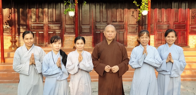 Buddhists wishing Tet Senior Venerable Thich Chan Tinh on the Tet's 5th day