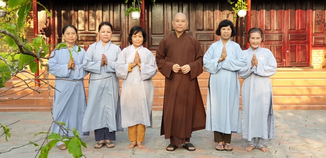 Buddhists wishing Tet Senior Venerable Thich Chan Tinh on the Tet's 5th day
