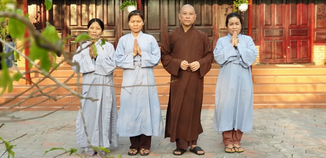 Buddhists wishing Tet Senior Venerable Thich Chan Tinh on the Tet's 5th day