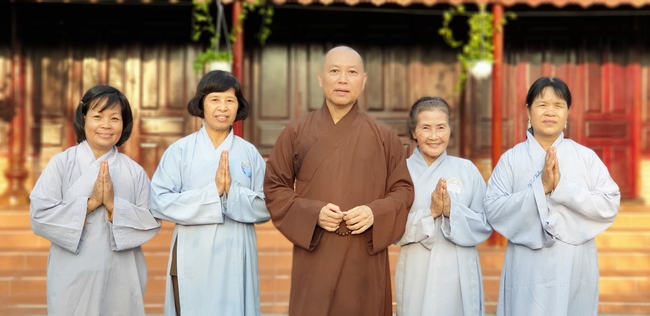 Buddhists wishing Tet Senior Venerable Thich Chan Tinh on the Tet's 5th day