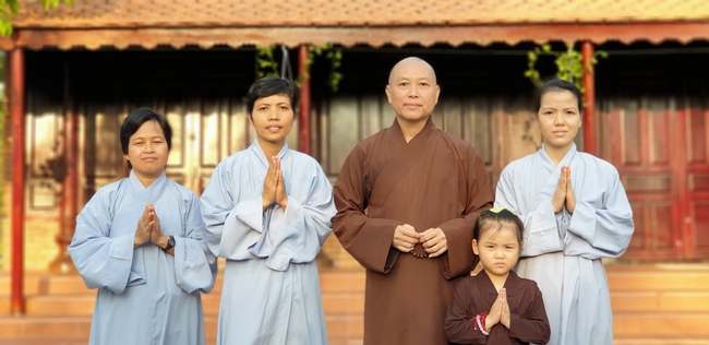 Buddhists wishing Tet Senior Venerable Thich Chan Tinh on the Tet's 5th day