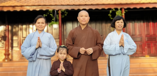Buddhists wishing Tet Senior Venerable Thich Chan Tinh on the Tet's 5th day