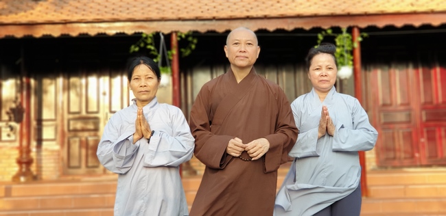 Buddhists wishing Tet Senior Venerable Thich Chan Tinh on the Tet's 5th day